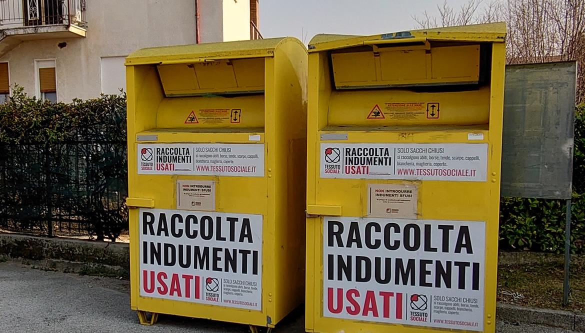 Immagine: vestiti usati